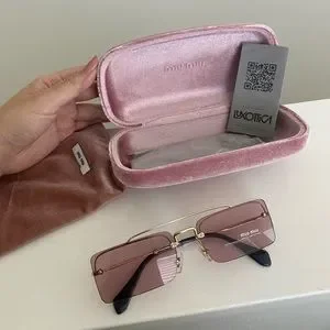 Miu Miu | Accessories | Miu Miu Socit 58mm Square Pink Lens  display picture 3